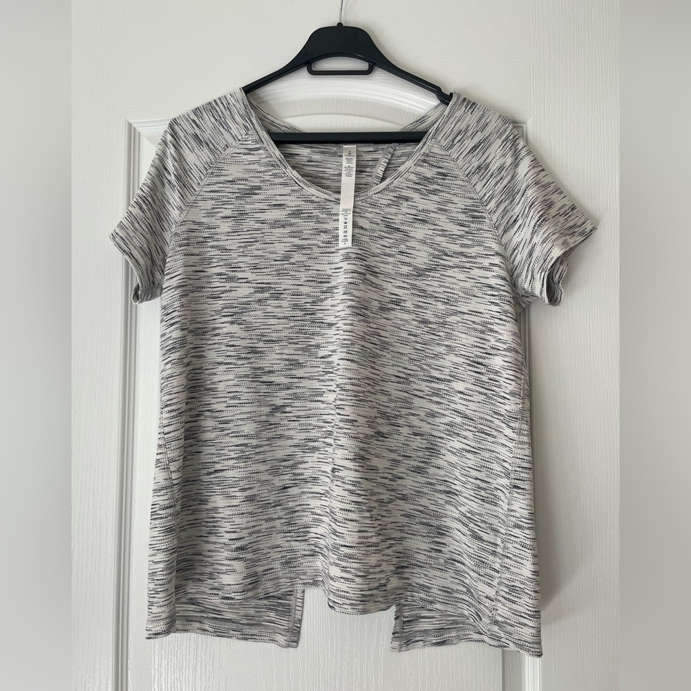 Lululemon Back in Action Short Sleeve Size 4